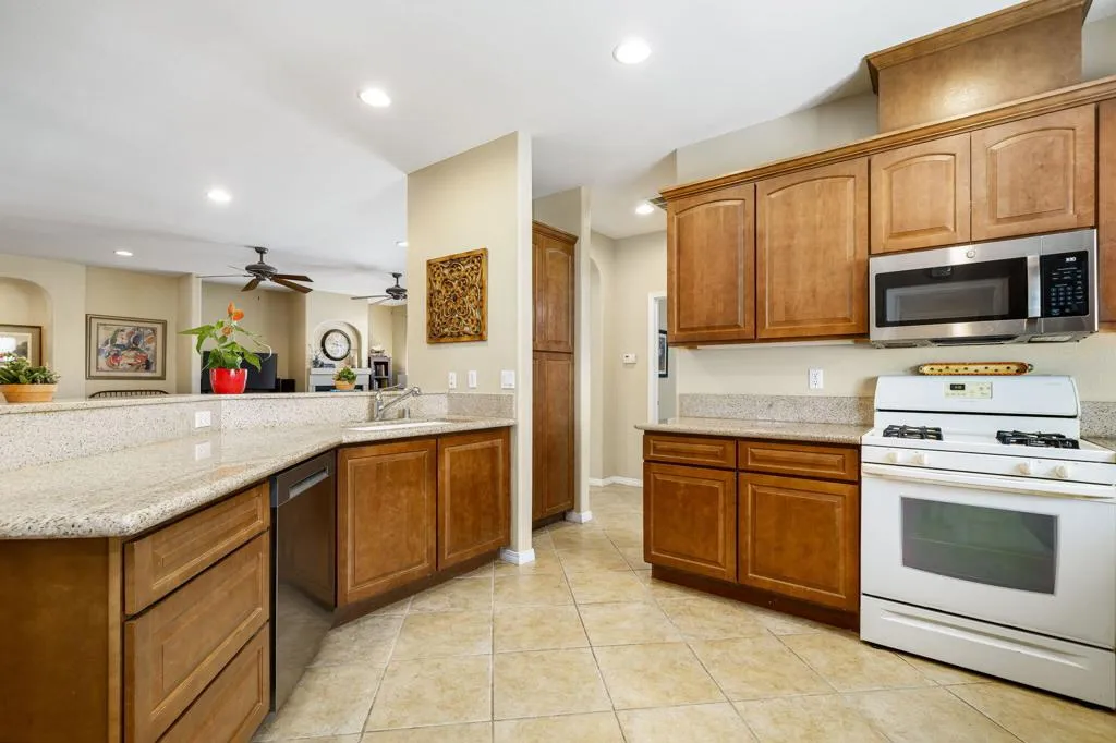 65117 Cliff Circle N, Desert Hot Springs, California 92240 home-pic-12